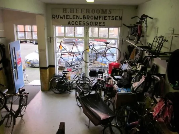 De fietsenwinkel van H. Heerooms met het opschrift Rijwielen - Bromfietsen - Accessoires.
