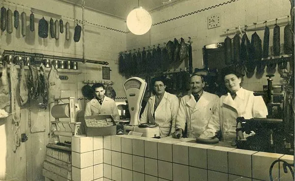 Historische zwart-witfoto van de slagerij die vroeger in het pand zat.