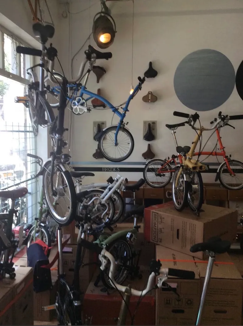Het interieur van de fietsenwinkel met fietsen tegen de wand.